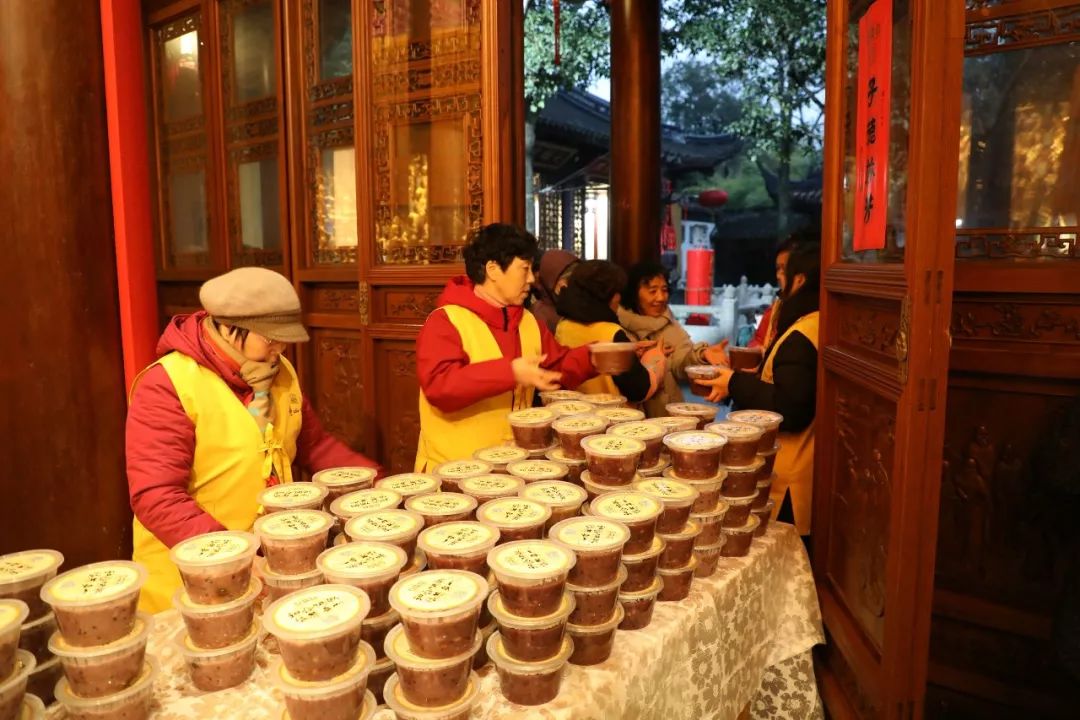 释迦摩尼成道日,寒山寺慈悲利众,广施佛粥
