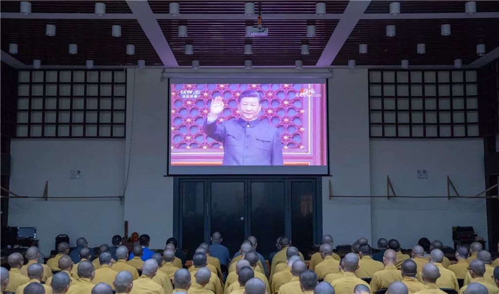 深圳弘法寺升国旗仪式：歌唱我们的祖国，感恩伟大的时代