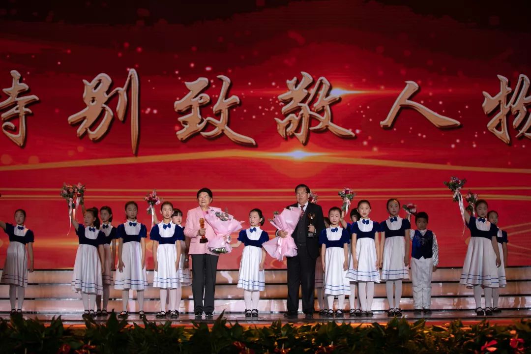 灵山慈善基金会15周年感恩会暨致敬典礼在灵山梵宫圆满举行