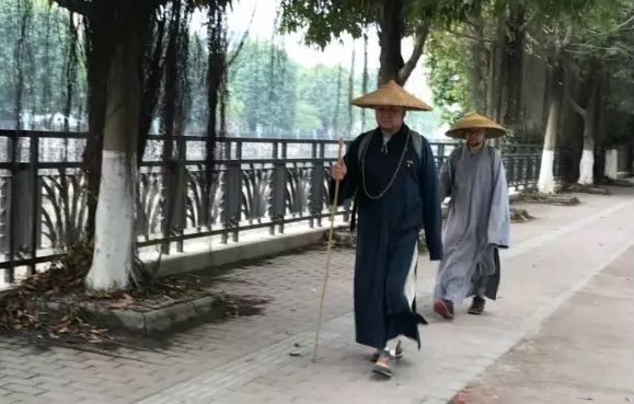 行脚只是徒步旅行?佛门“踏破铁鞋”的修行方式了解一下