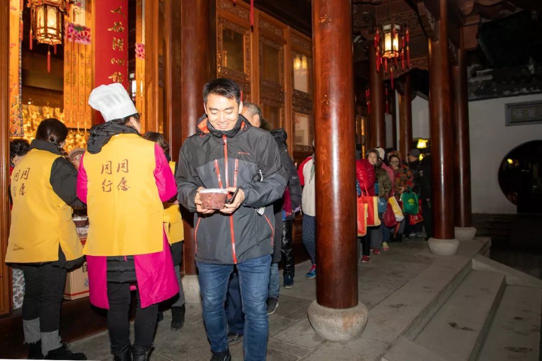 释迦摩尼成道日,寒山寺慈悲利众,广施佛粥