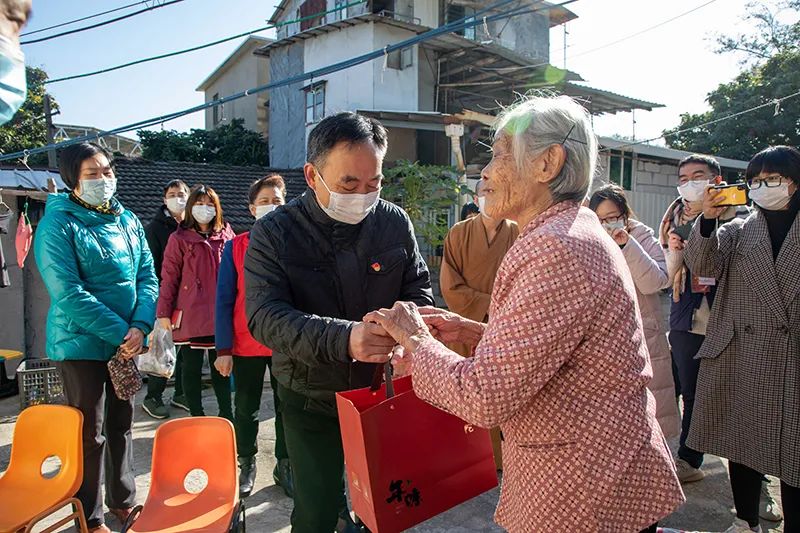 以爱筑城送关怀 帮困入户暖人心 ——南普陀寺慈善会“爱心厦门·爱暖万家”启动