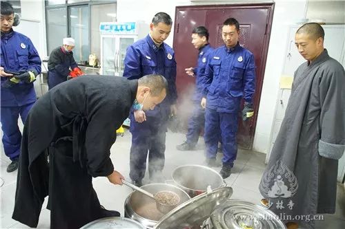 己亥年少林寺广施腊八粥:禅心施福粥,粥香溢全球