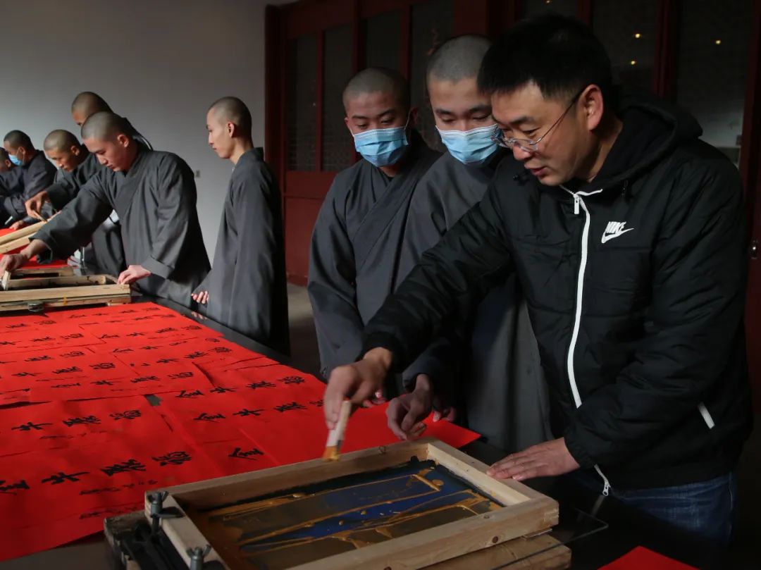 新闻|灵隐寺“金牛聚福”祈福年历联合媒体向市民发放