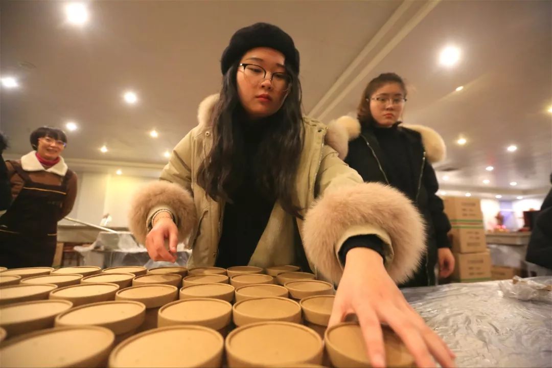 今年栖霞古寺腊八粥很特别：有料有劲道更有温暖