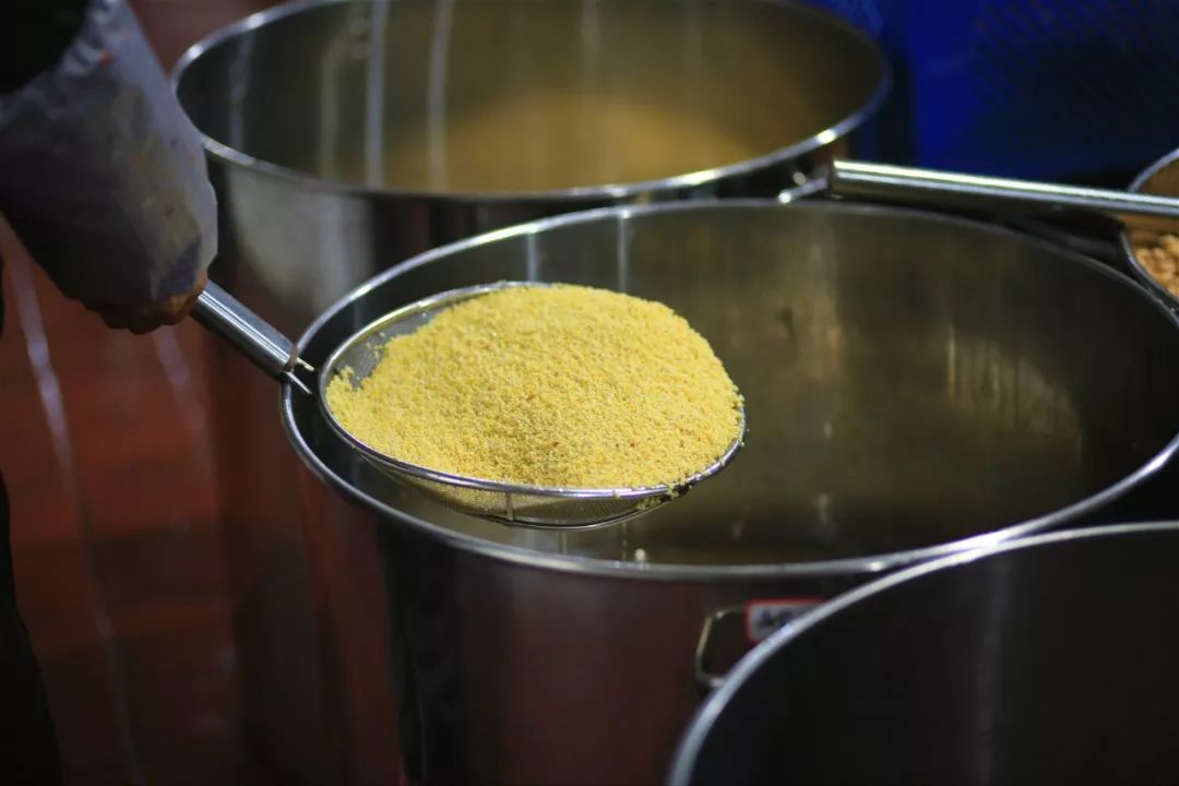 今年栖霞古寺腊八粥很特别：有料有劲道更有温暖