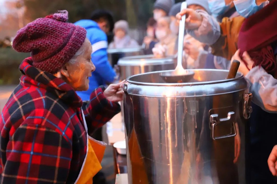 佛粥暖人心,佛爱暖天下——四川尼众佛学院祝您腊八安康
