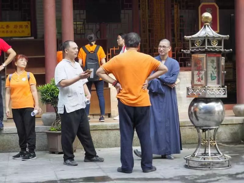 九九重阳，信众登高临古寺为长辈祈福