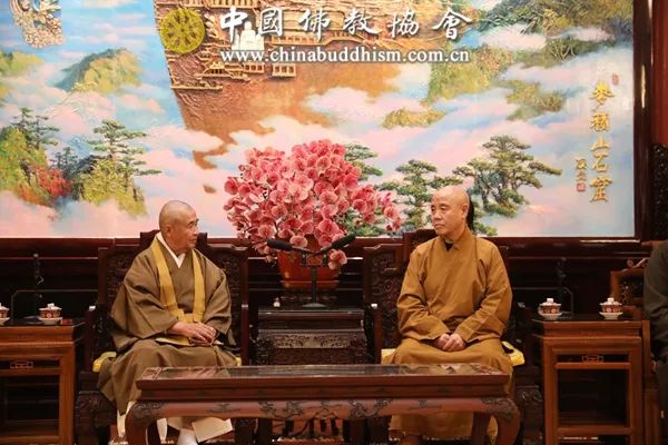 演觉副会长会见日本净土宗福原隆善长老一行