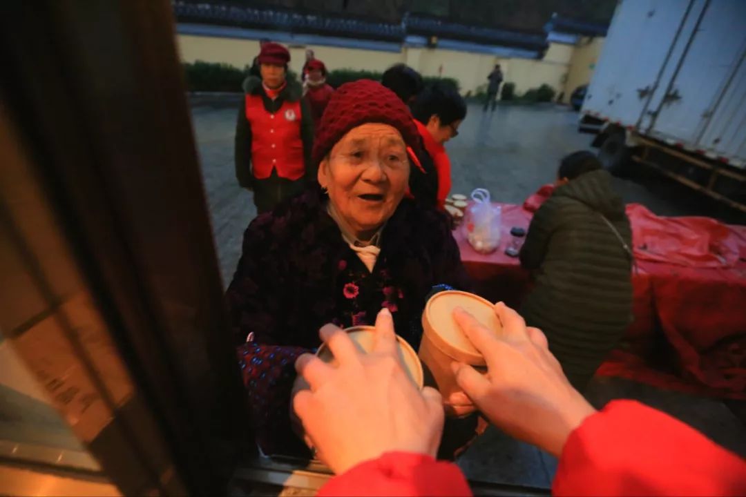今年栖霞古寺腊八粥很特别：有料有劲道更有温暖