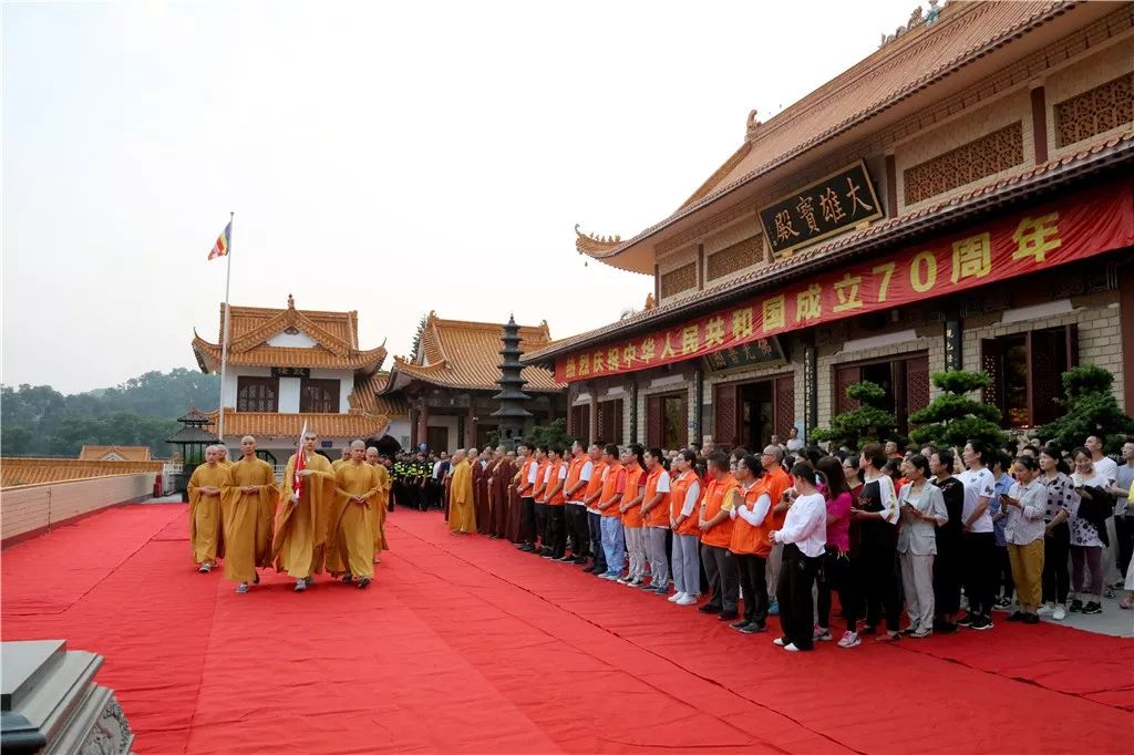 深圳弘法寺升国旗仪式：歌唱我们的祖国，感恩伟大的时代