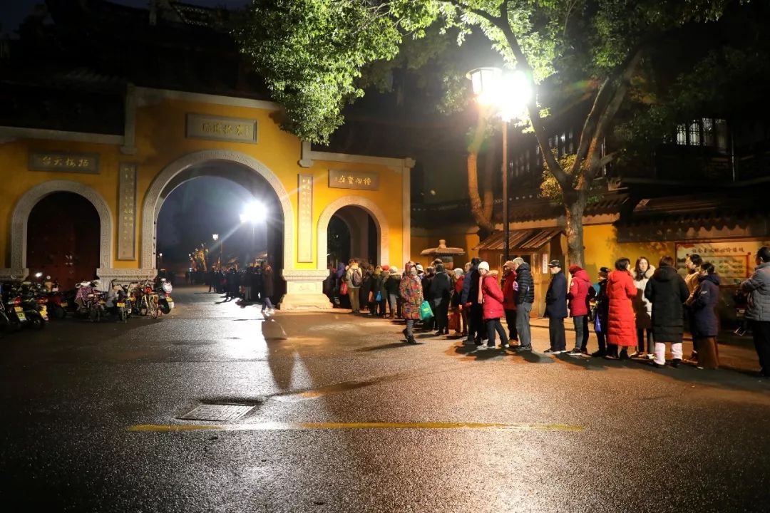 释迦摩尼成道日,寒山寺慈悲利众,广施佛粥