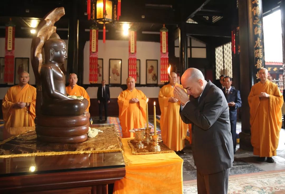 柬埔寨国王西哈莫尼访问成都文殊院