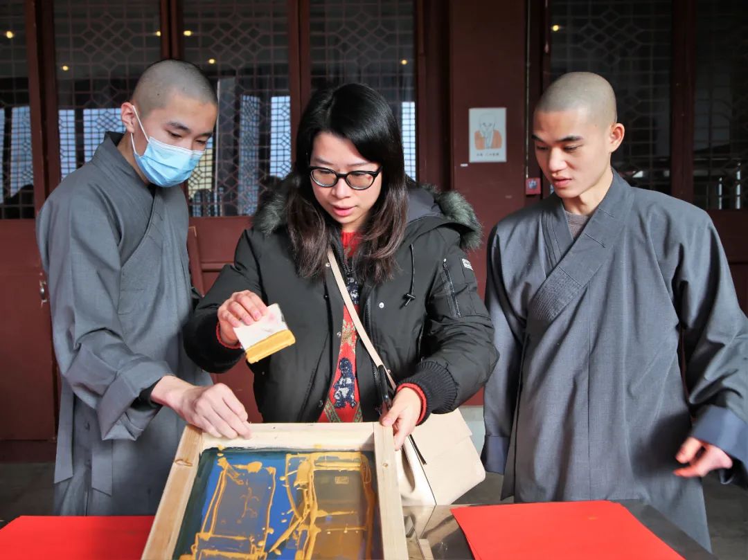 新闻|灵隐寺“金牛聚福”祈福年历联合媒体向市民发放