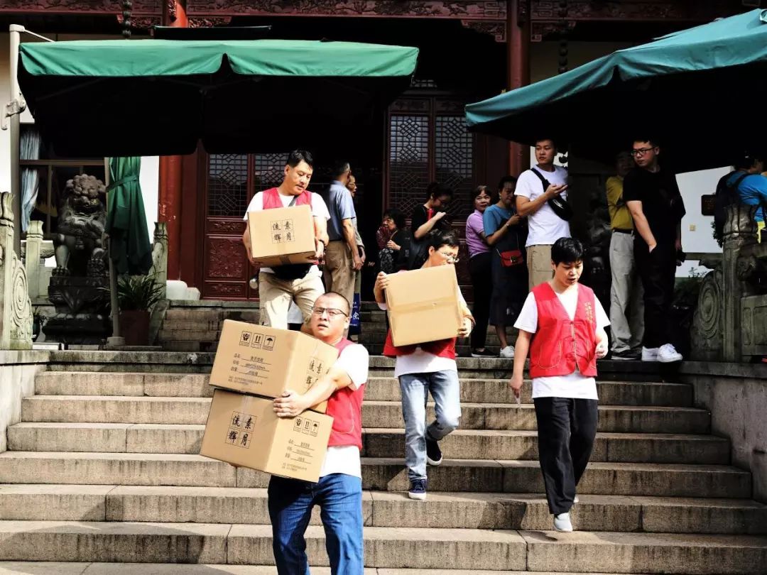 情暖万家 杭州云林公益基金会开展中秋慰问活动