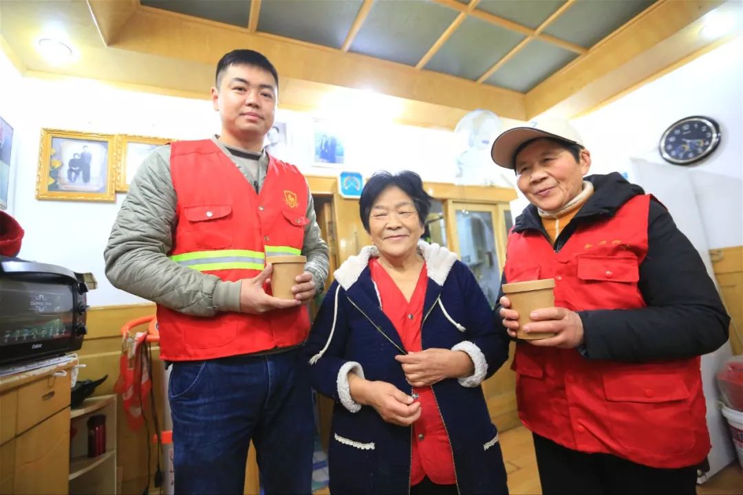 今年栖霞古寺腊八粥很特别：有料有劲道更有温暖