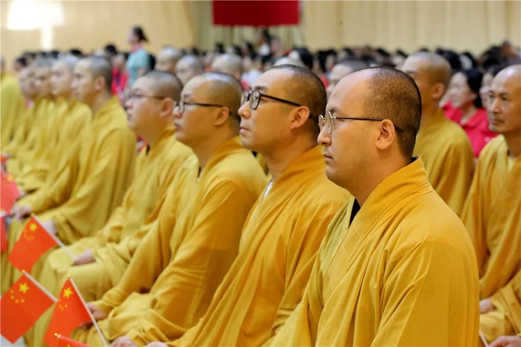 深圳弘法寺升国旗仪式：歌唱我们的祖国，感恩伟大的时代