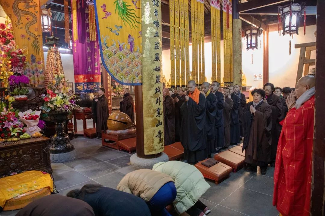 释迦摩尼成道日,寒山寺慈悲利众,广施佛粥