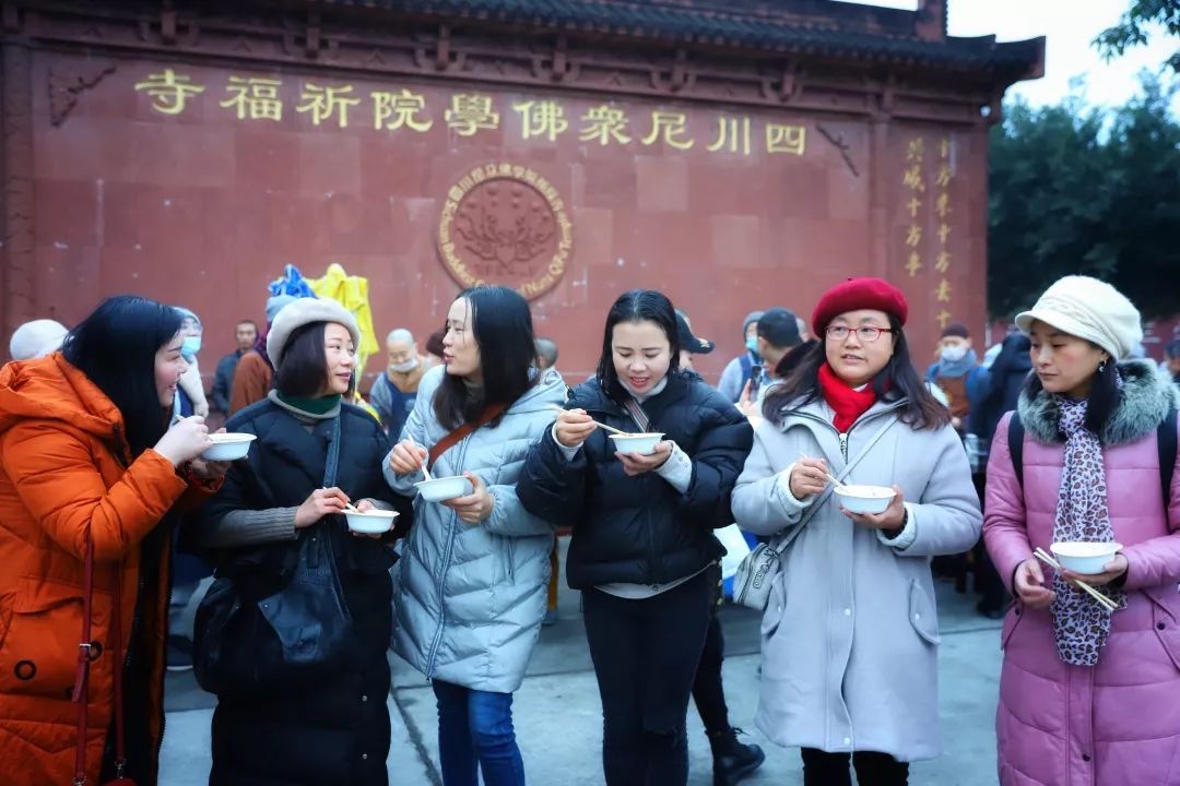 佛粥暖人心,佛爱暖天下——四川尼众佛学院祝您腊八安康