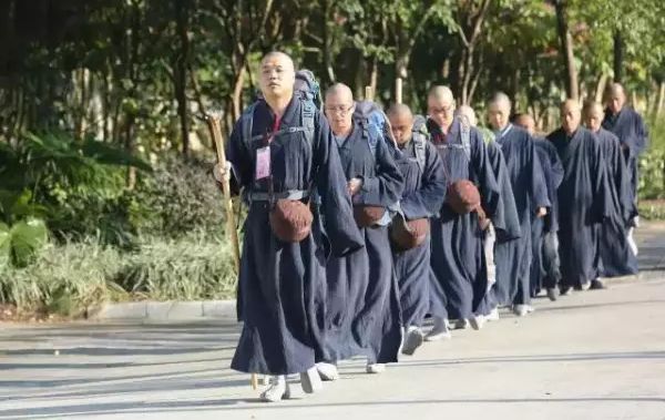 行脚只是徒步旅行?佛门“踏破铁鞋”的修行方式了解一下