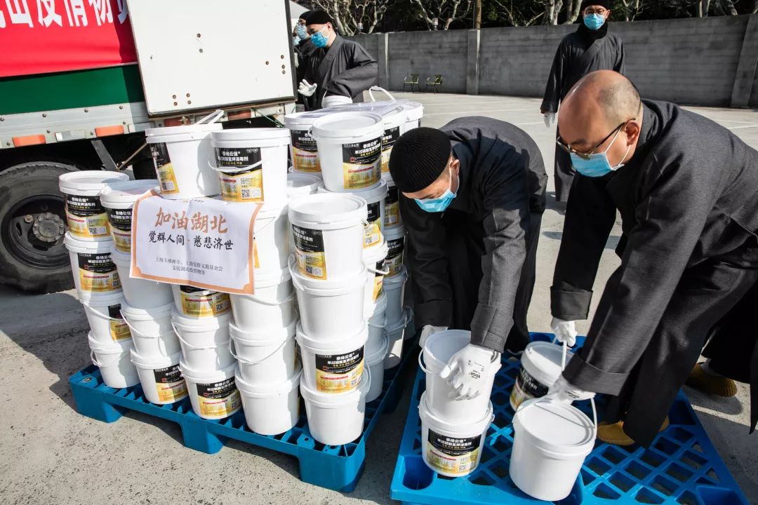 同心战疫！上海玉佛禅寺向湖北孝感捐赠物资今晨已出发！