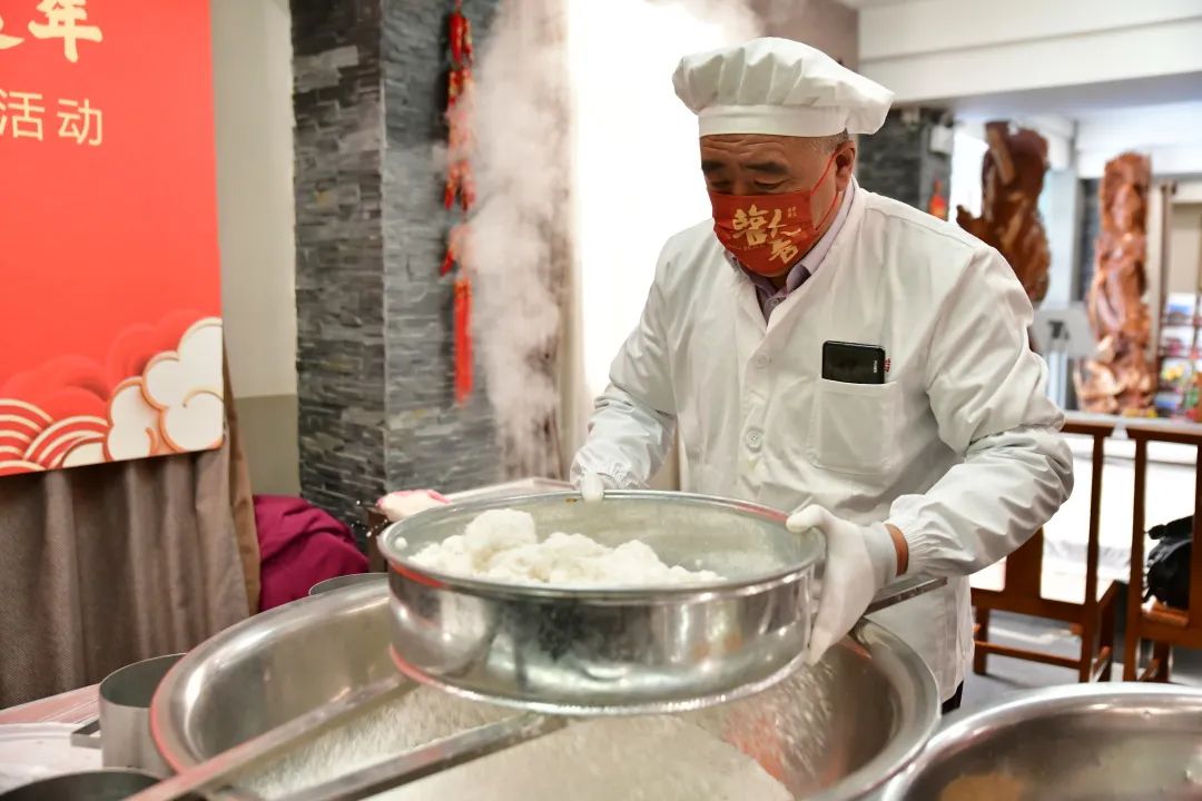 非遗蒸糕迎新春 上海万佛寺为环卫工人送上祝福