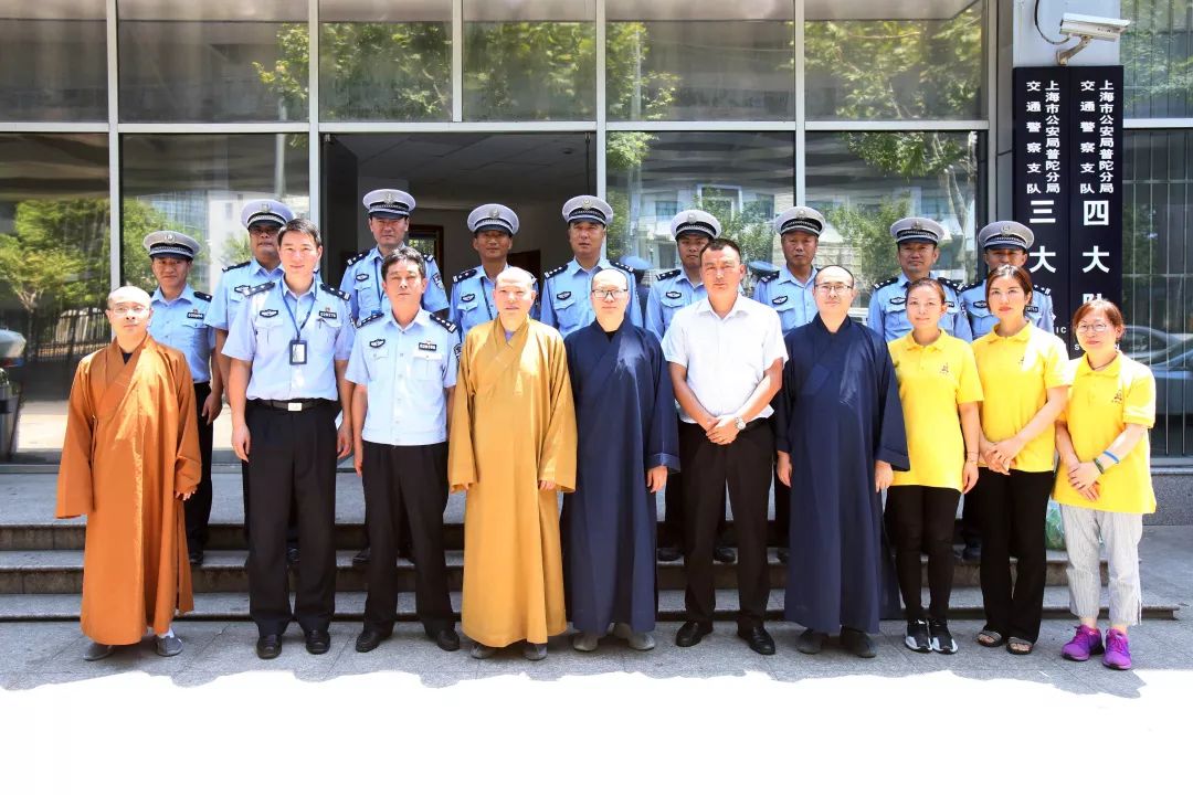 炎炎三伏送清凉，玉佛禅寺联合觉群文教基金会慰问交警和环卫工人