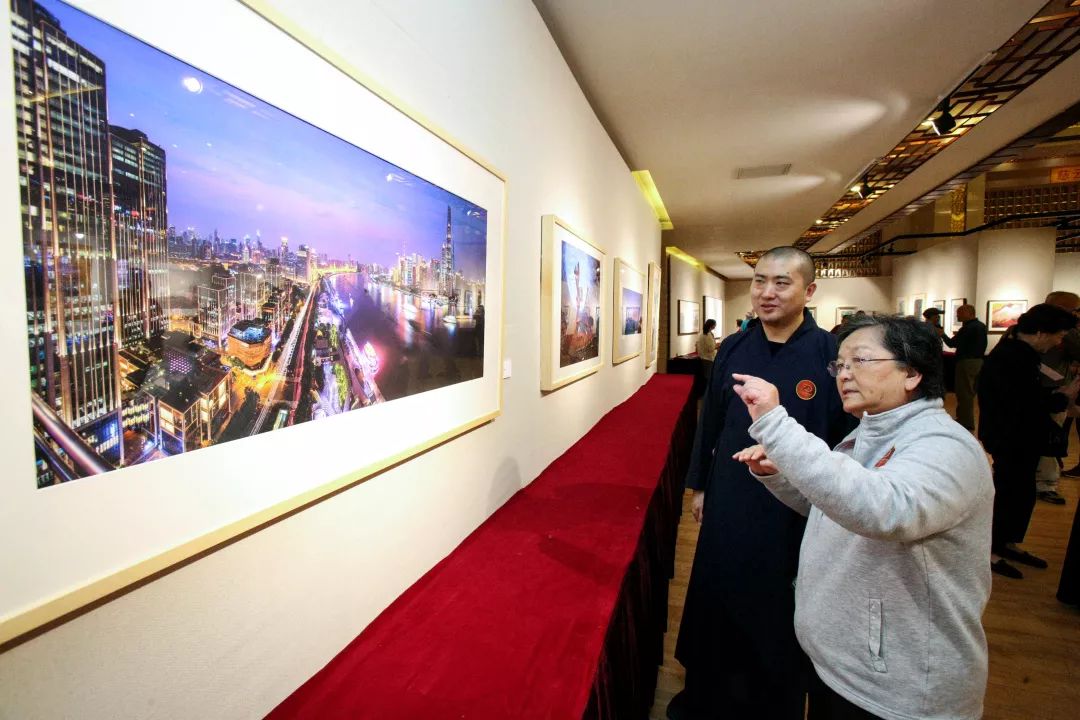 献礼祖国七十华诞，“笔墨颂中华”书画展在上海玉佛禅寺顺利开幕！