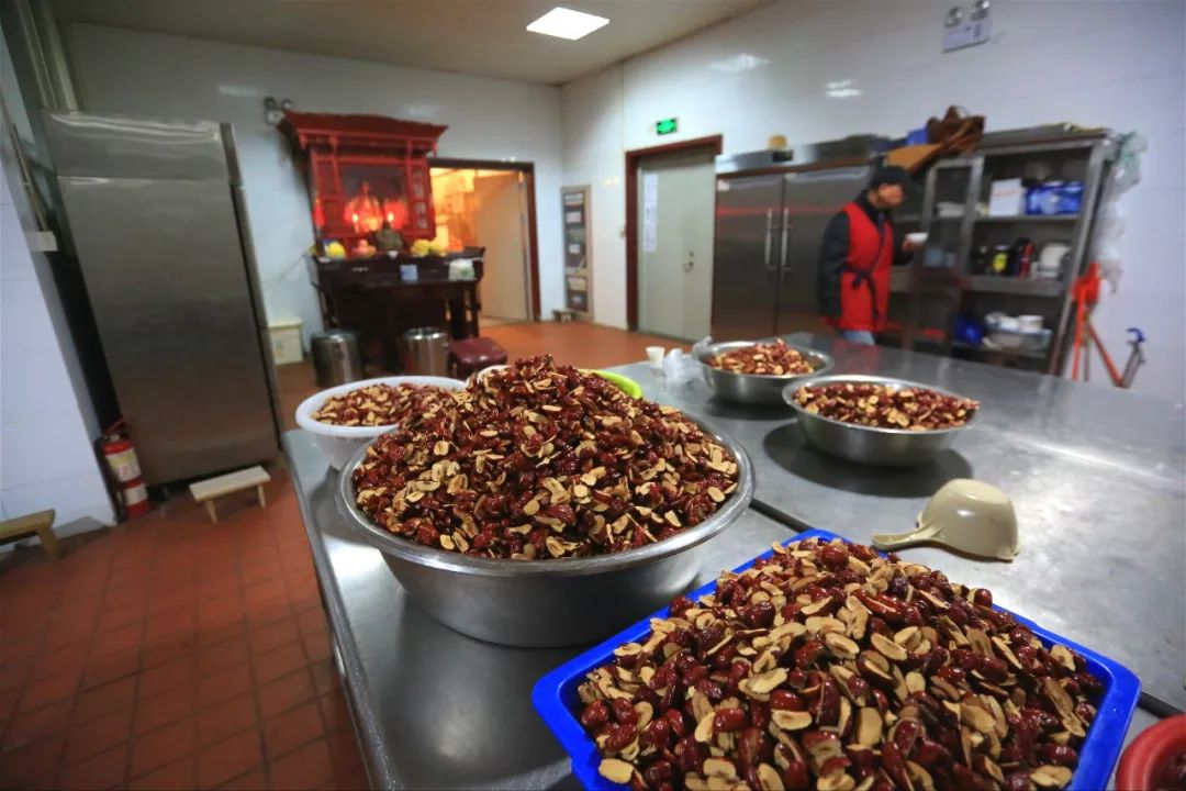 今年栖霞古寺腊八粥很特别：有料有劲道更有温暖