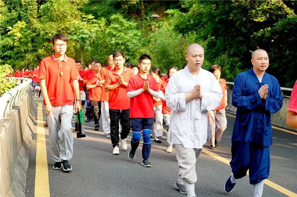 深圳弘法寺升国旗仪式：歌唱我们的祖国，感恩伟大的时代