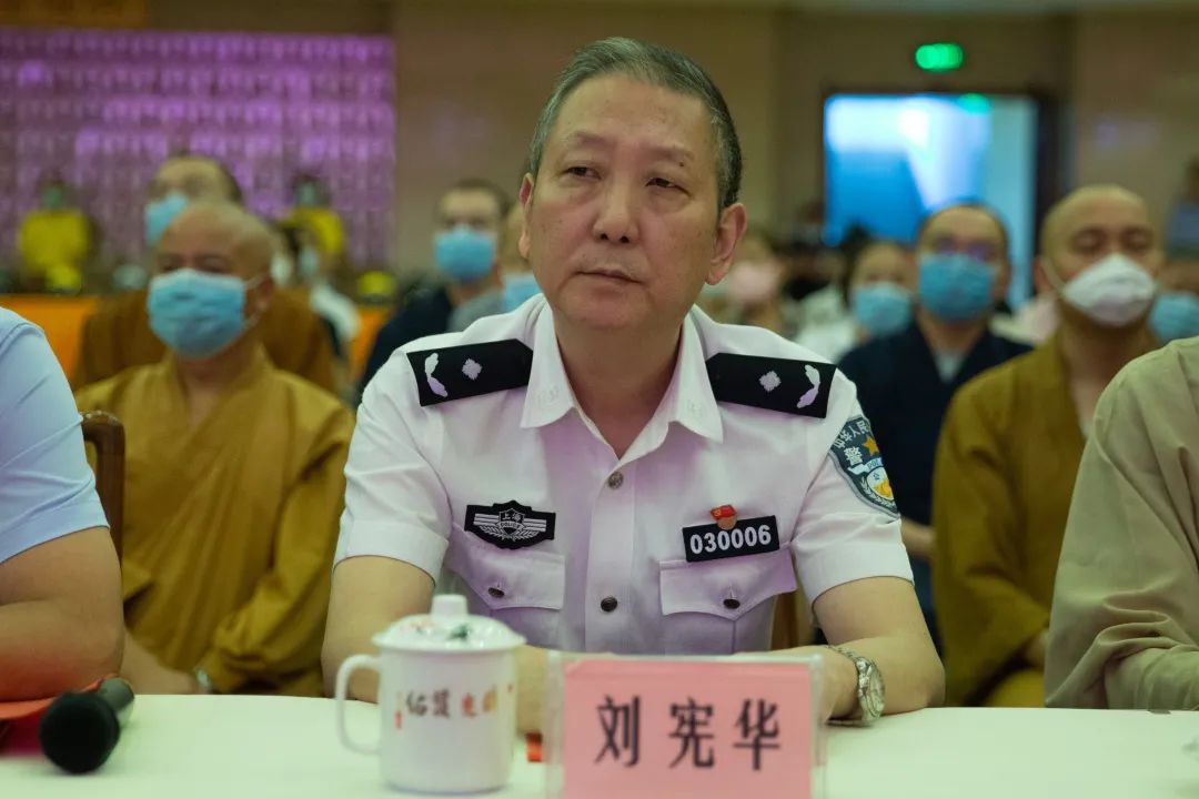 玉佛禅寺向市民捐赠头盔1000顶，每一顶都是平安吉祥的护佑！