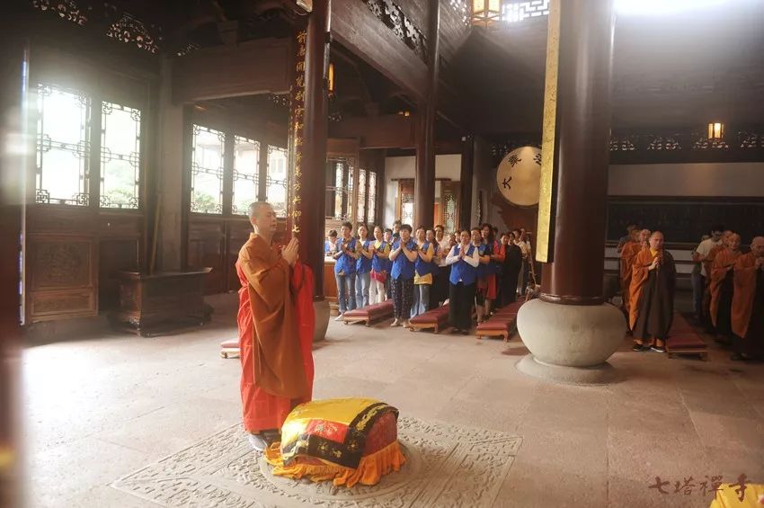 七塔禅寺举行中华人民共和国成立70周年升国旗仪式暨祈福法会