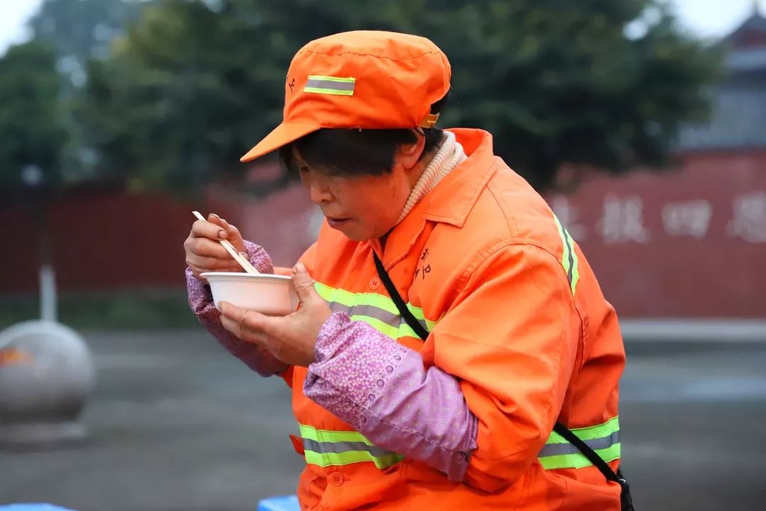 佛粥暖人心,佛爱暖天下——四川尼众佛学院祝您腊八安康