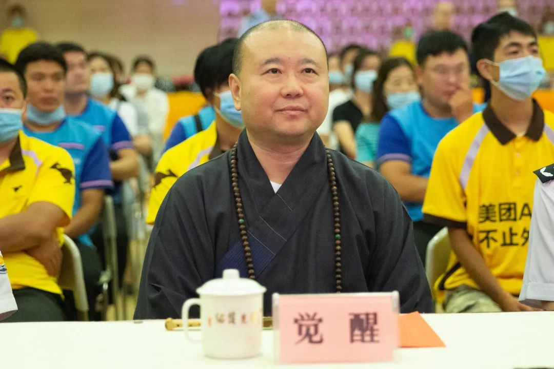 玉佛禅寺向市民捐赠头盔1000顶，每一顶都是平安吉祥的护佑！