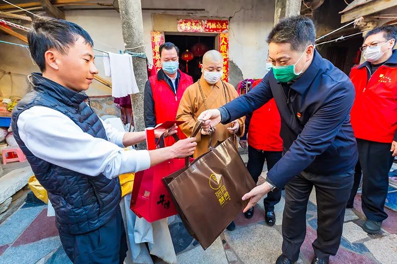 以爱筑城送关怀 帮困入户暖人心 ——南普陀寺慈善会“爱心厦门·爱暖万家”启动