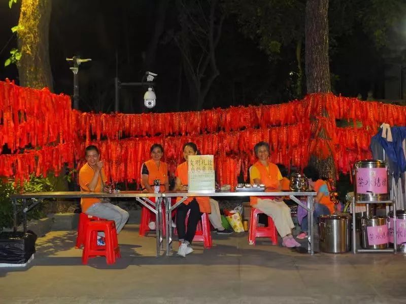 九九重阳，信众登高临古寺为长辈祈福