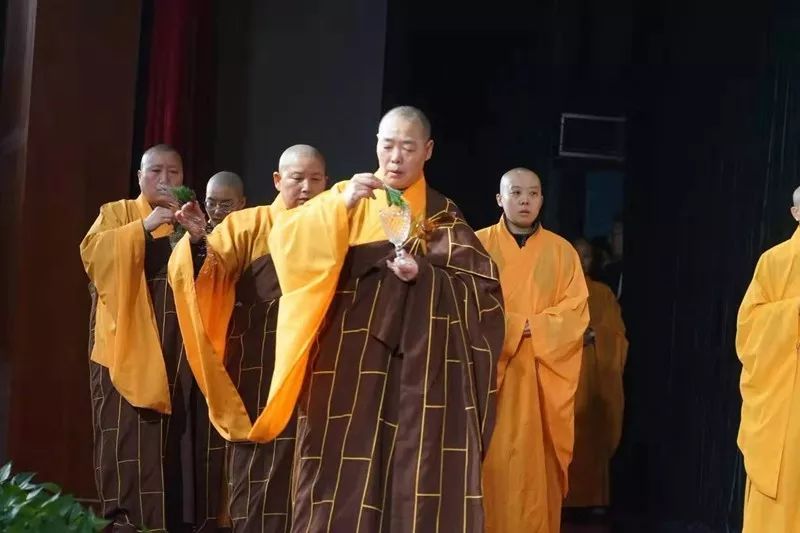 鸡鸣动态│大众同欢迎新岁  金鼠吐宝佑祥年——我寺举行“2020年辞旧迎新祈福会”