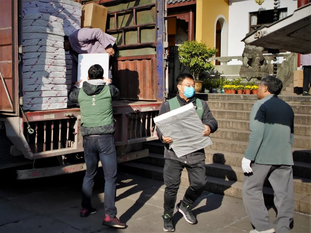 新闻|灵隐寺“金牛聚福”祈福年历联合媒体向市民发放