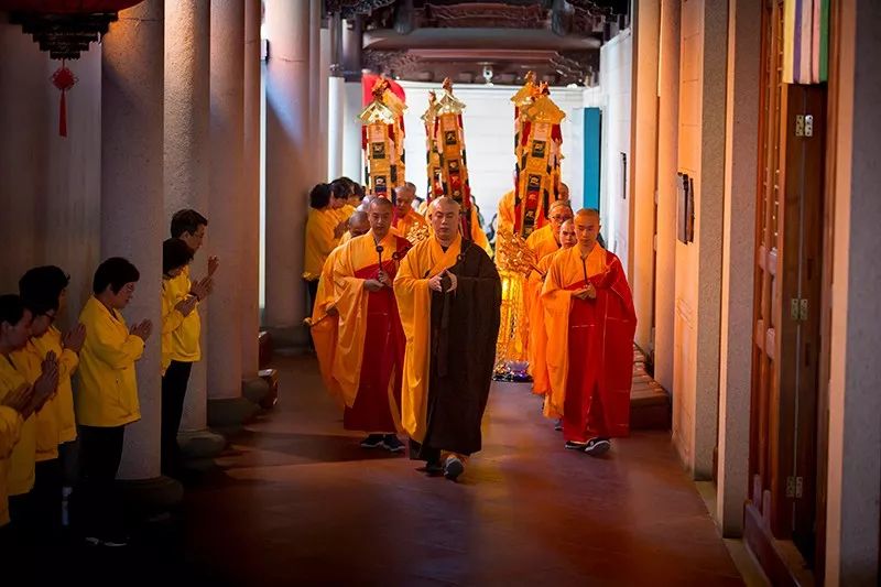 南普陀寺隆重举行己亥年无遮水陆法会熏坛洒净仪式