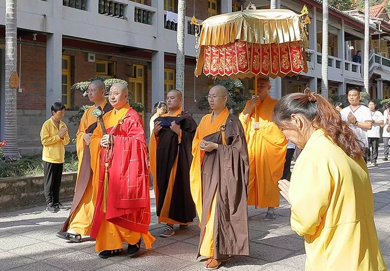 南普陀寺隆重举行己亥年无遮水陆法会熏坛洒净仪式