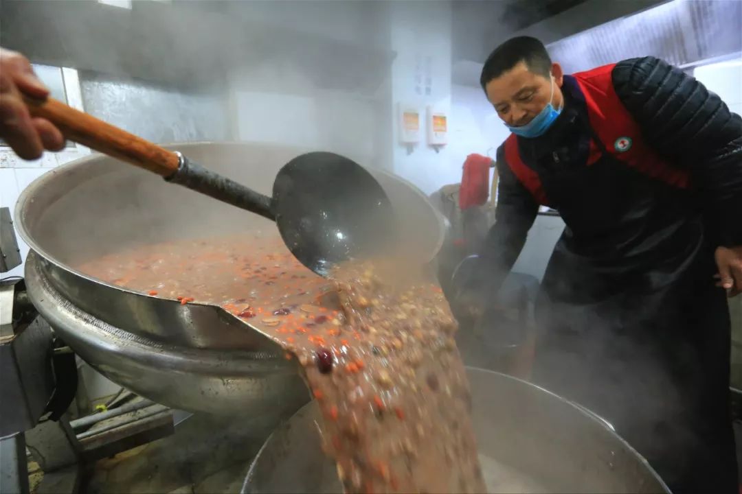 今年栖霞古寺腊八粥很特别：有料有劲道更有温暖