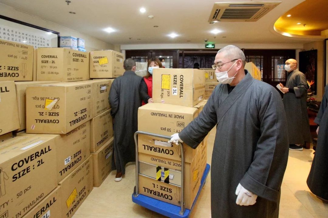 动态更新 | 上海玉佛禅寺支援虹口区疾控中心防“疫”口罩30000只