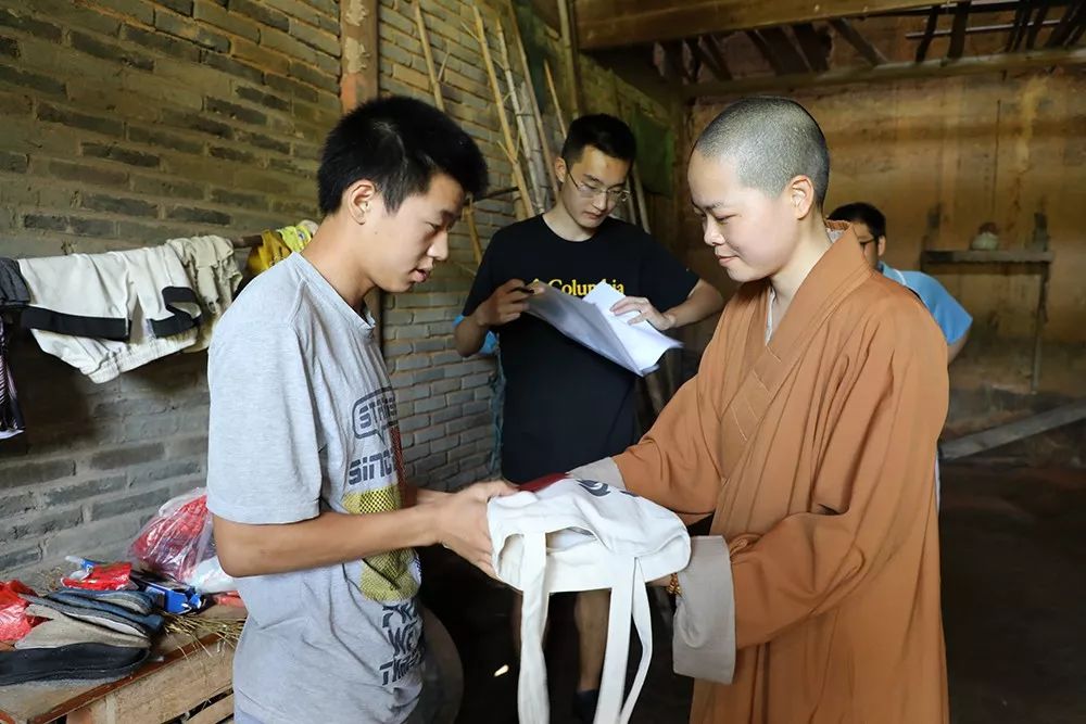 “不忘初心，牢记使命”助力革命老区两天三地的扶贫义诊顺利开展