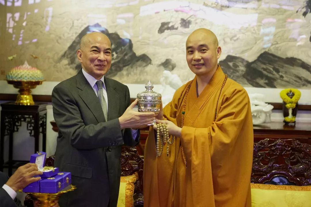 柬埔寨国王西哈莫尼访问成都文殊院