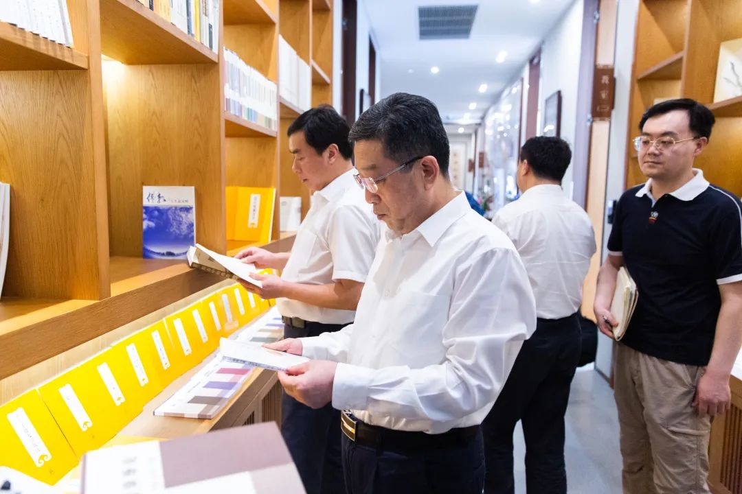 上海市委常委、统战部部长郑钢淼一行调研上海玉佛禅寺