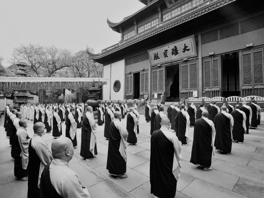 新闻 | 清明节杭州灵隐寺为大众抗疫诵经祈福  为牺牲烈士和逝世同胞降半旗深切哀悼