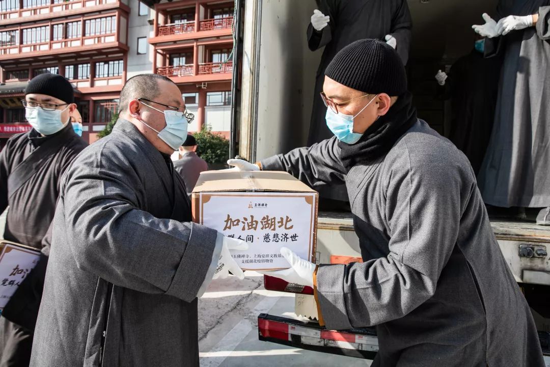 同心战疫！上海玉佛禅寺向湖北孝感捐赠物资今晨已出发！