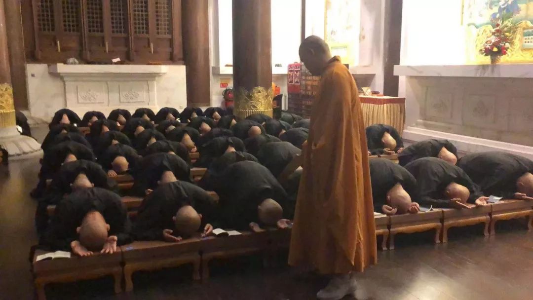 【传戒专题】雪窦山资圣禅寺三坛大戒法会 第六日:教穿袍搭衣、礼佛忏悔