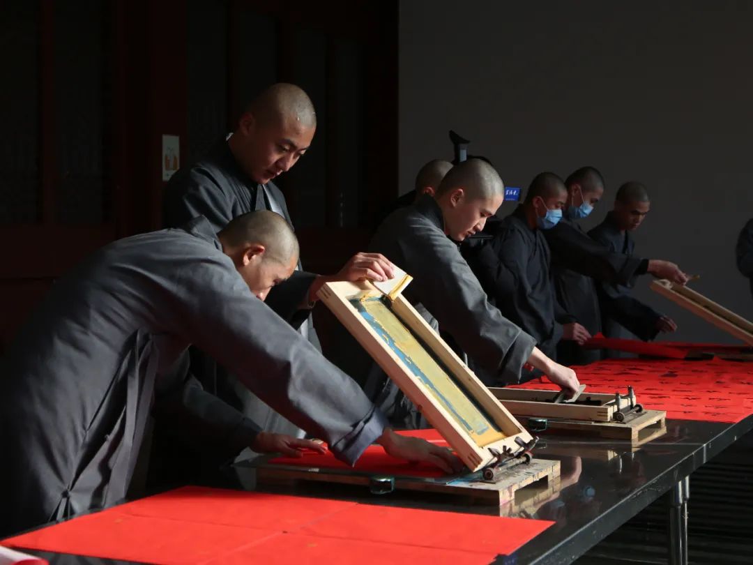 新闻｜灵隐寺“金牛聚福”祈福年历联合媒体向市民发放