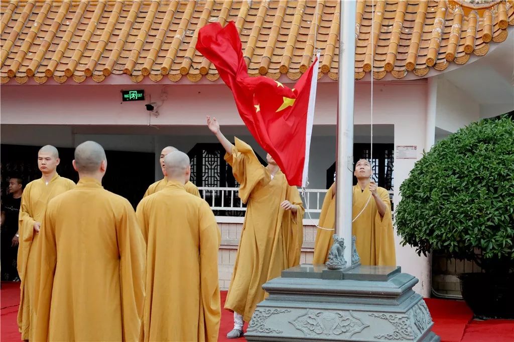 深圳弘法寺升国旗仪式：歌唱我们的祖国，感恩伟大的时代